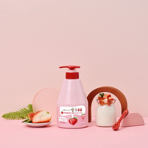 Welcos Kwailnara Strawberry Body Lotion, Лосьон для тела с клубничным молоком 560 мл